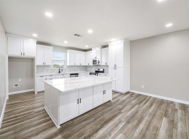 1061 Zmolek Road, Ennis, TX 75119