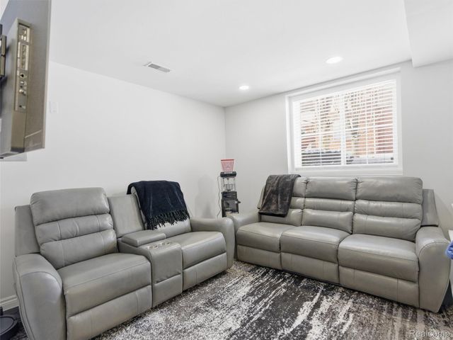 6073 Windemere Lane, Shelby Charter Township, MI 48316