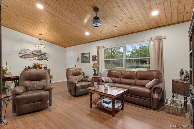 914 N McGowan Avenue, Crystal River, FL 34429