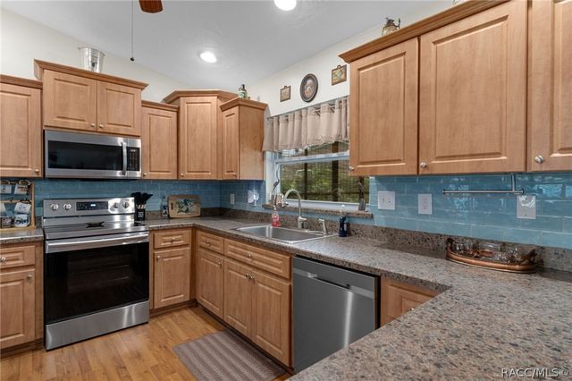914 N McGowan Avenue, Crystal River, FL 34429