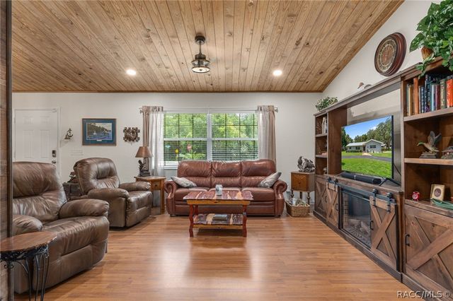 914 N McGowan Avenue, Crystal River, FL 34429