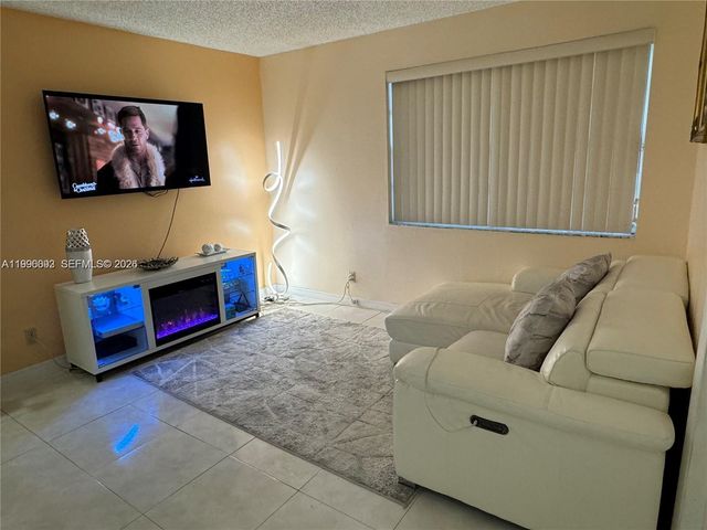 8664 SW 3rd St 101, Pembroke Pines, FL 33025