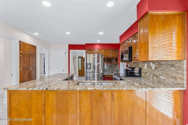 1125 Blackthorn Rd, Louisville, KY 40299