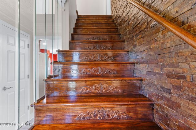 1125 Blackthorn Rd, Louisville, KY 40299