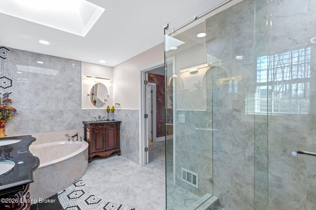 1125 Blackthorn Rd, Louisville, KY 40299