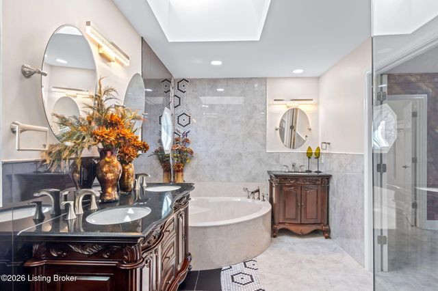 1125 Blackthorn Rd, Louisville, KY 40299