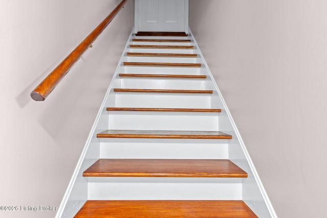 1125 Blackthorn Rd, Louisville, KY 40299