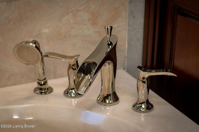 1125 Blackthorn Rd, Louisville, KY 40299