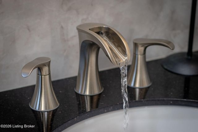 1125 Blackthorn Rd, Louisville, KY 40299