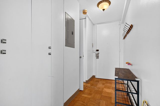 60 Babcock St 32, Brookline, MA 02446