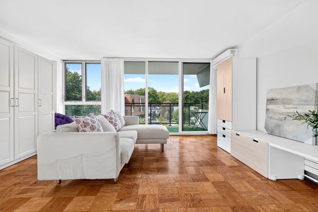 60 Babcock St 32, Brookline, MA 02446