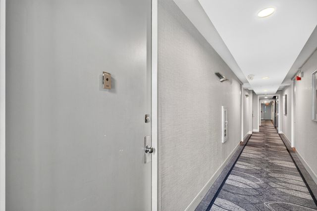 60 Babcock St 32, Brookline, MA 02446