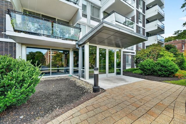 60 Babcock St 32, Brookline, MA 02446
