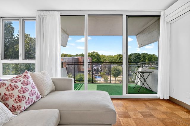 60 Babcock St 32, Brookline, MA 02446
