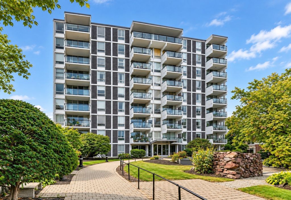 60 Babcock St 32, Brookline, MA 02446