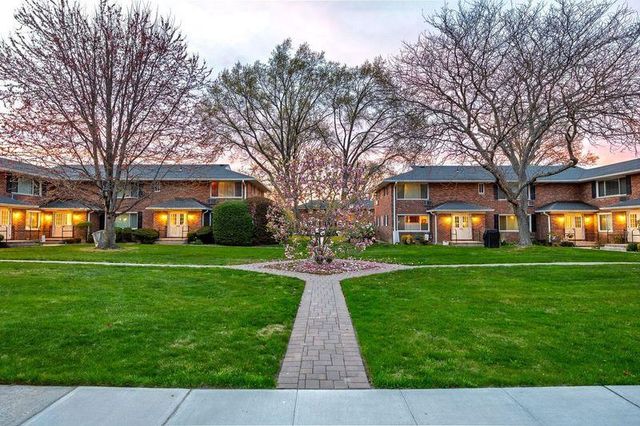 62 Edmunton Drive B11, North Babylon, NY 11703