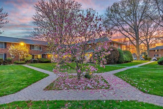 62 Edmunton Drive B11, North Babylon, NY 11703