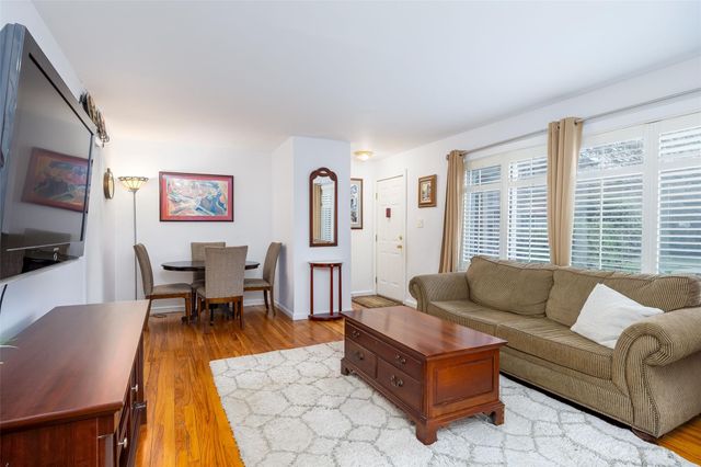 62 Edmunton Drive B11, North Babylon, NY 11703