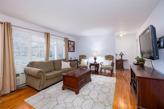 62 Edmunton Drive B11, North Babylon, NY 11703
