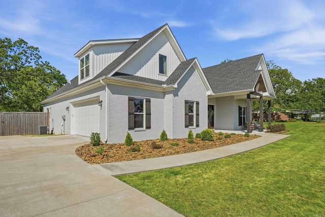 250 E Grandview Heights, Conway, AR 72032