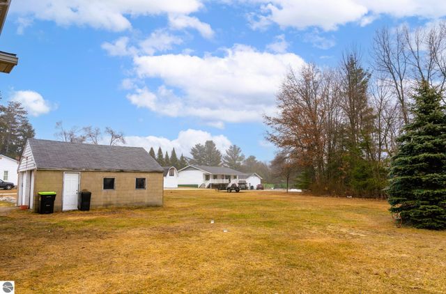 632 E Michigan Street, Farwell, MI 48622