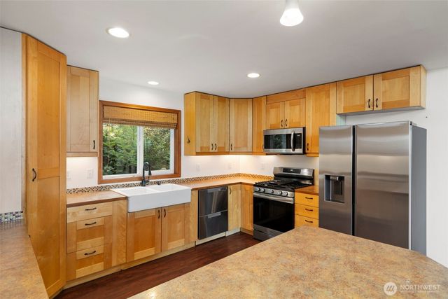 6698 Crimson Sky Loop, Seabeck, WA 98380