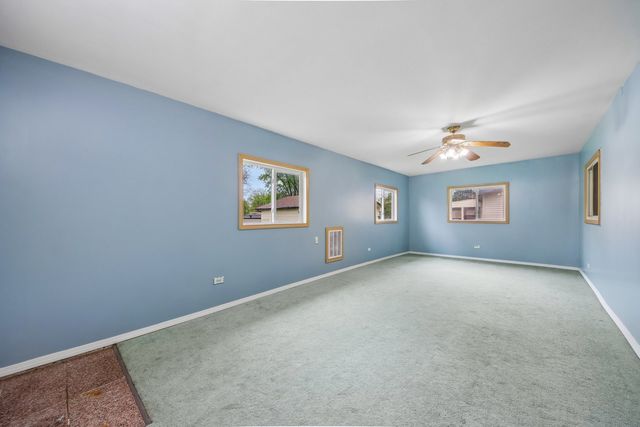 670 Lakeview Lane, Hoffman Estates, IL 60169