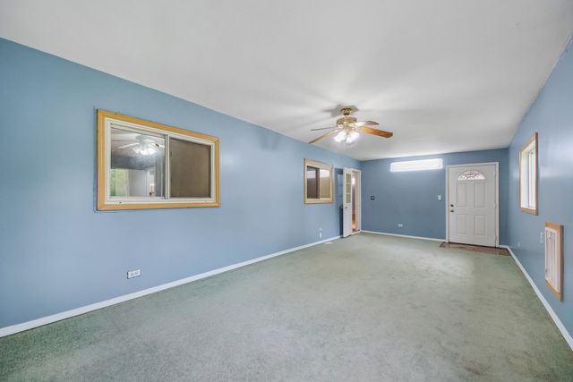 670 Lakeview Lane, Hoffman Estates, IL 60169