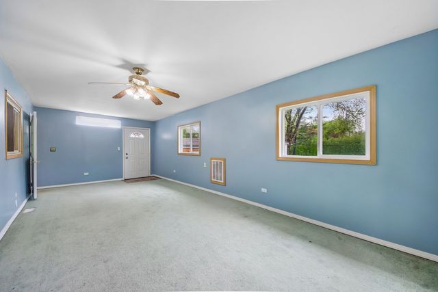 670 Lakeview Lane, Hoffman Estates, IL 60169