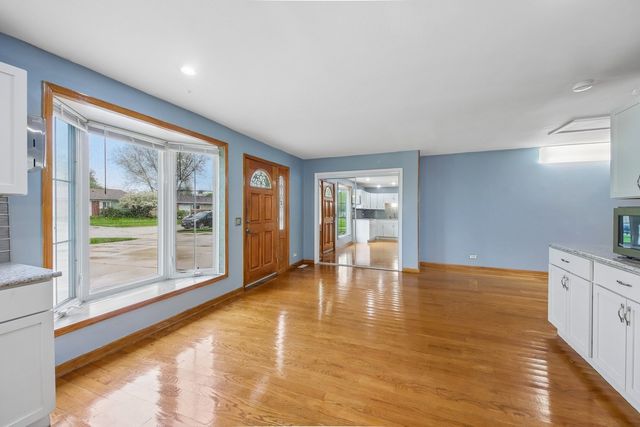 670 Lakeview Lane, Hoffman Estates, IL 60169