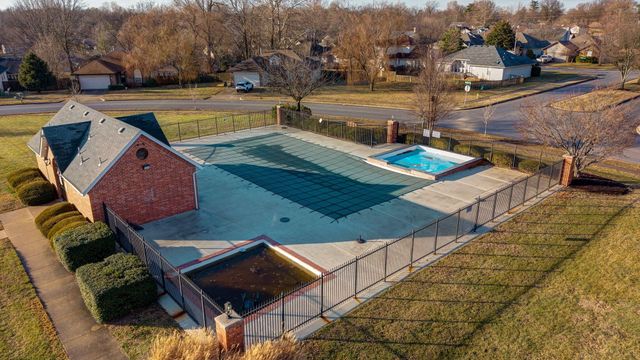 3923 W Kay Pointe Boulevard, Springfield, MO 65802