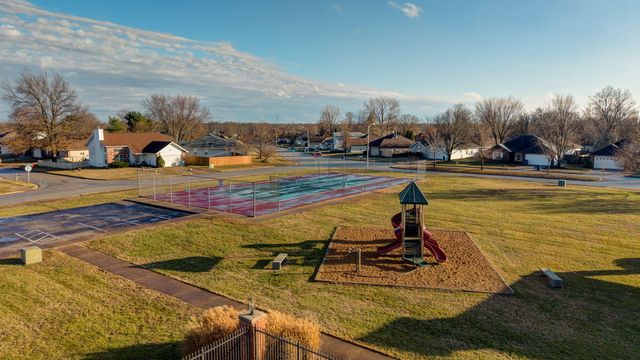 3923 W Kay Pointe Boulevard, Springfield, MO 65802