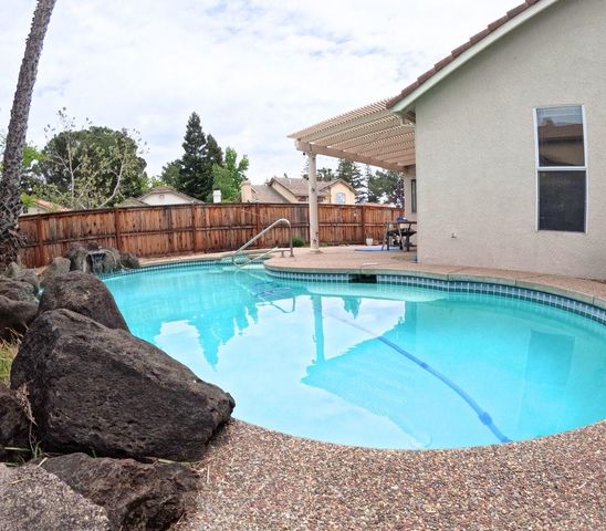 2054 Ajay DR, Roseville, CA 95678