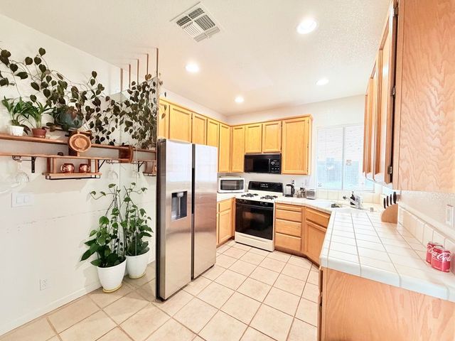 2054 Ajay DR, Roseville, CA 95678