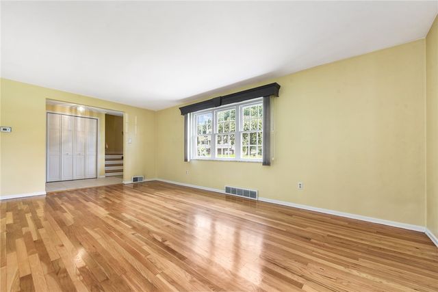 524 Rainier Dr, Plum Boro, PA 15239