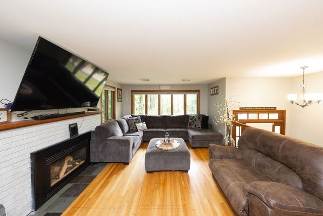 14 Old Village Rd, Sturbridge, MA 01566
