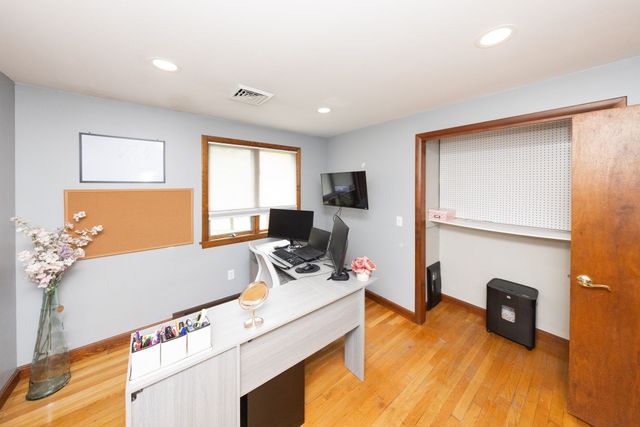 14 Old Village Rd, Sturbridge, MA 01566