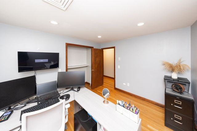 14 Old Village Rd, Sturbridge, MA 01566