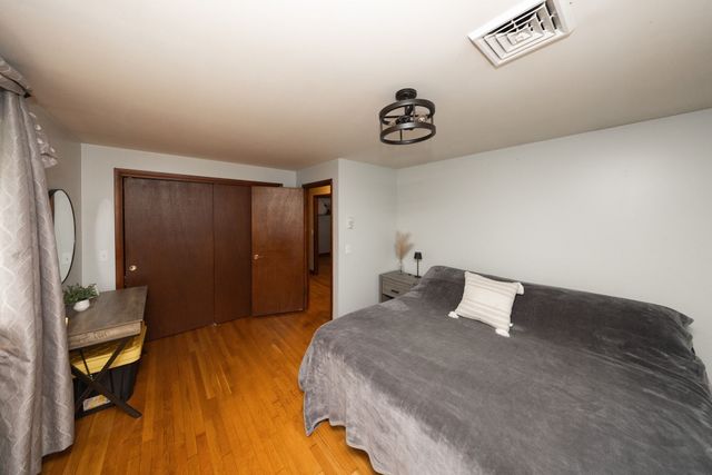 14 Old Village Rd, Sturbridge, MA 01566