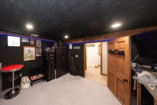 14 Old Village Rd, Sturbridge, MA 01566