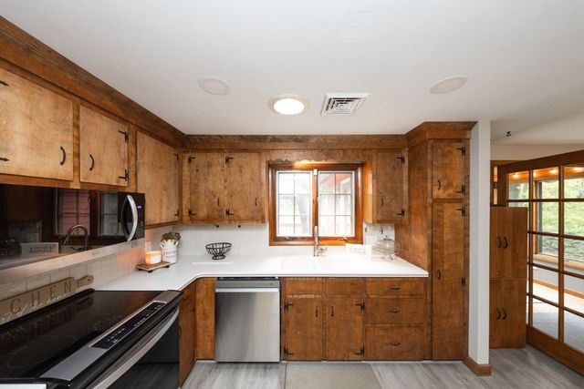 14 Old Village Rd, Sturbridge, MA 01566