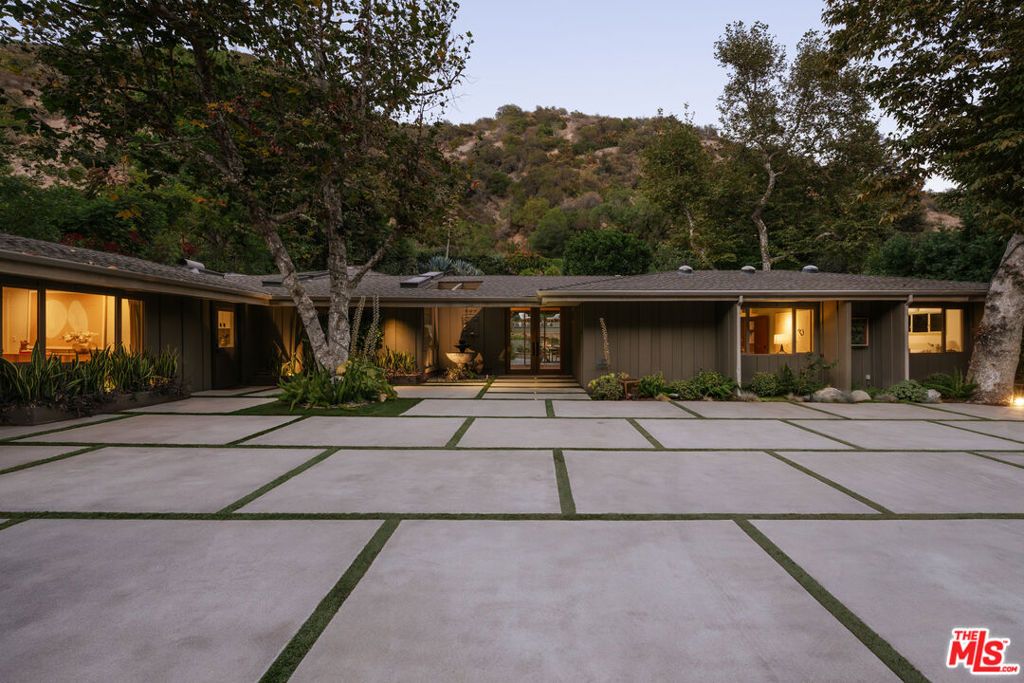 2618 Mandeville Canyon Road, Los Angeles, CA 90049 — exterior