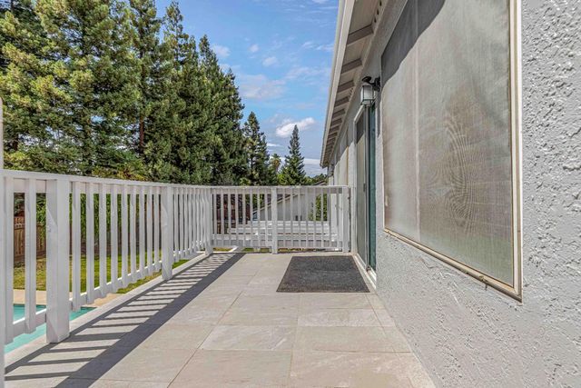 7003 Royal Links Dr, Riverbank, CA 95367