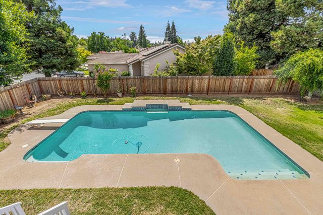 7003 Royal Links Dr, Riverbank, CA 95367