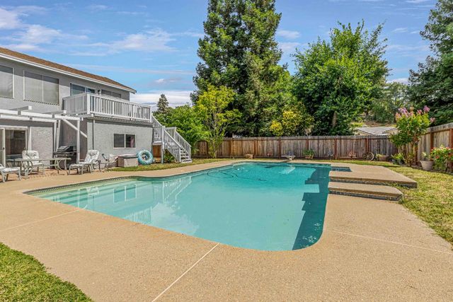 7003 Royal Links Dr, Riverbank, CA 95367
