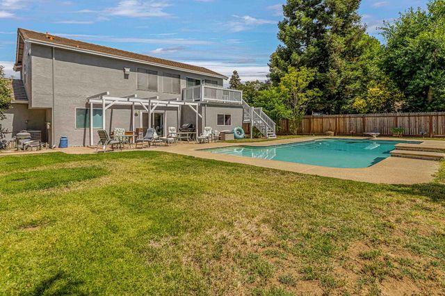 7003 Royal Links Dr, Riverbank, CA 95367