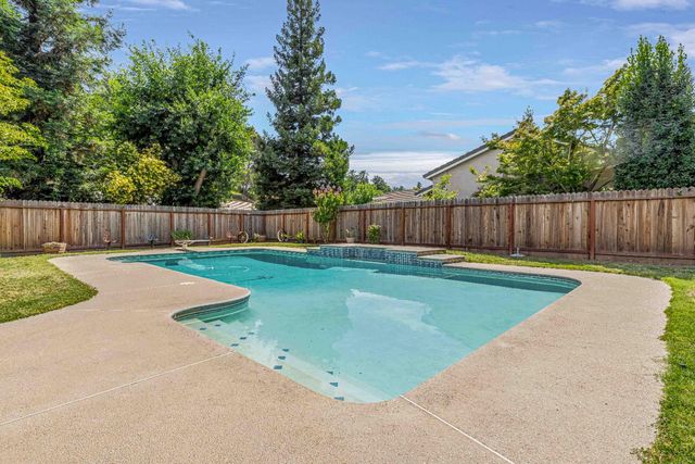 7003 Royal Links Dr, Riverbank, CA 95367