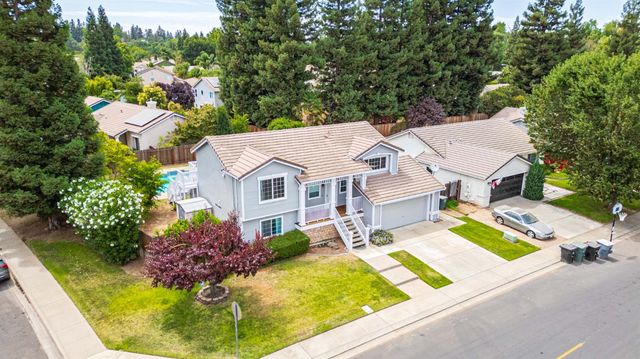 7003 Royal Links Dr, Riverbank, CA 95367