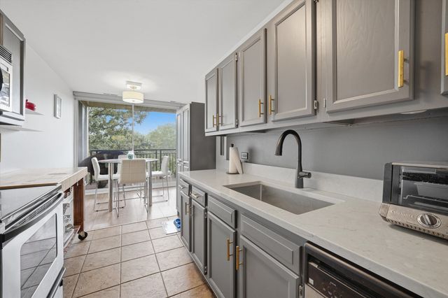 6020 Oakwood Drive 4A, Lisle, IL 60532