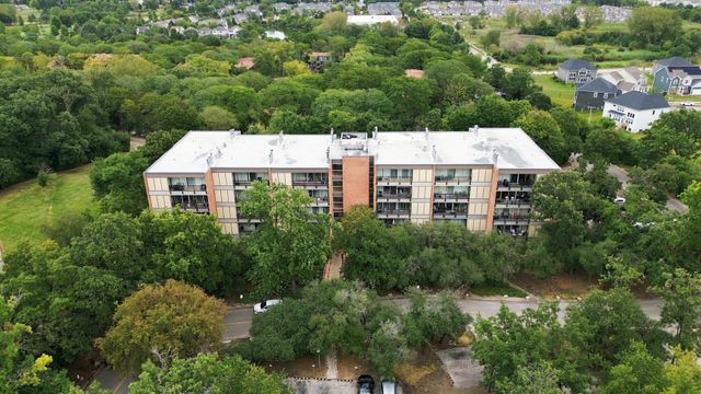 6020 Oakwood Drive 4A, Lisle, IL 60532